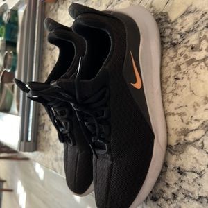 Nike black tennis shoes